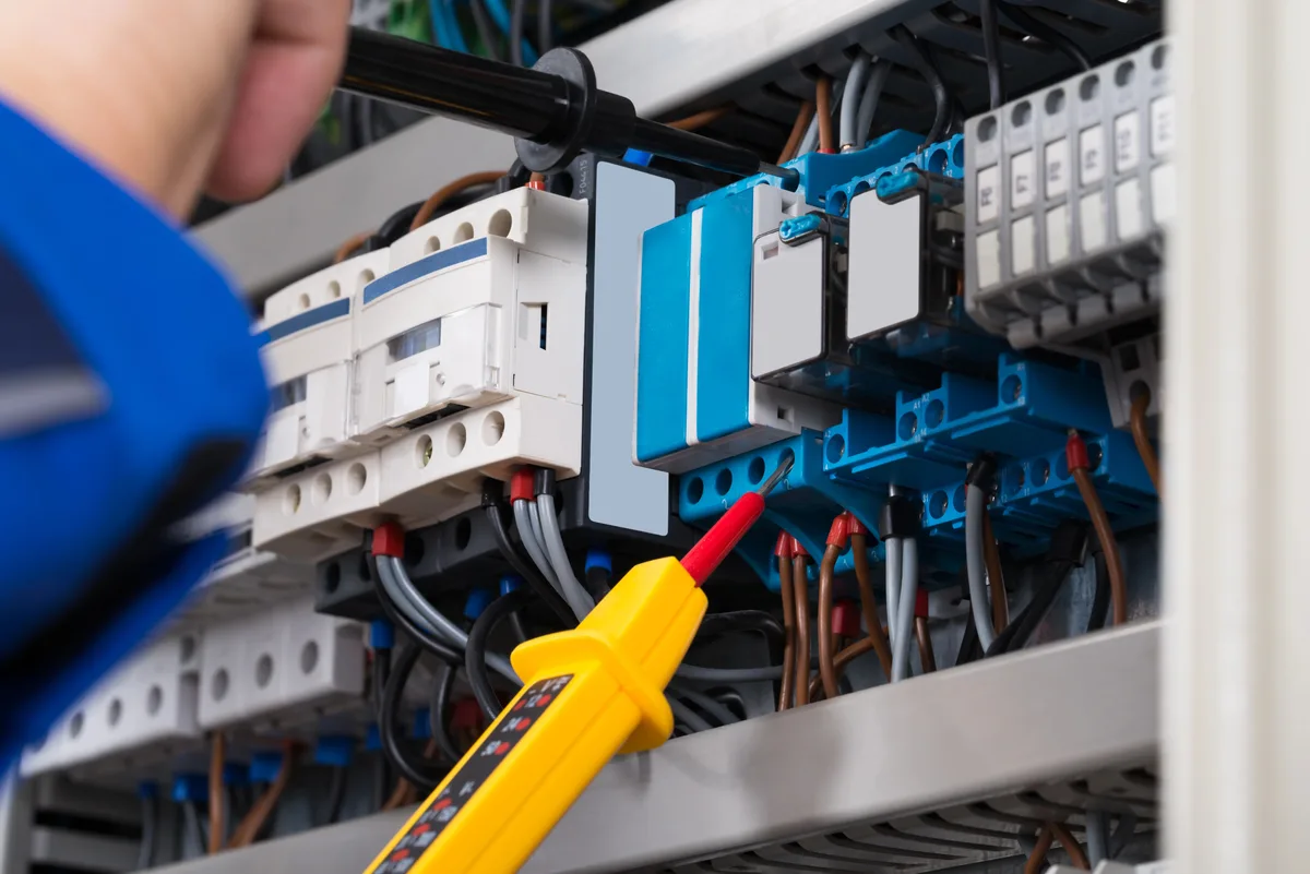 Électricien professionnel au travail — Électricien Artisan, Massy (91)